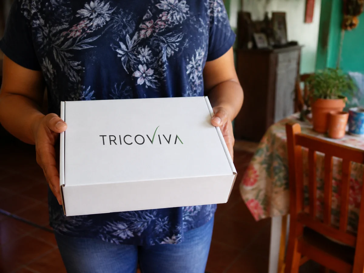 Hands holding the box of the TricoViva hair kit